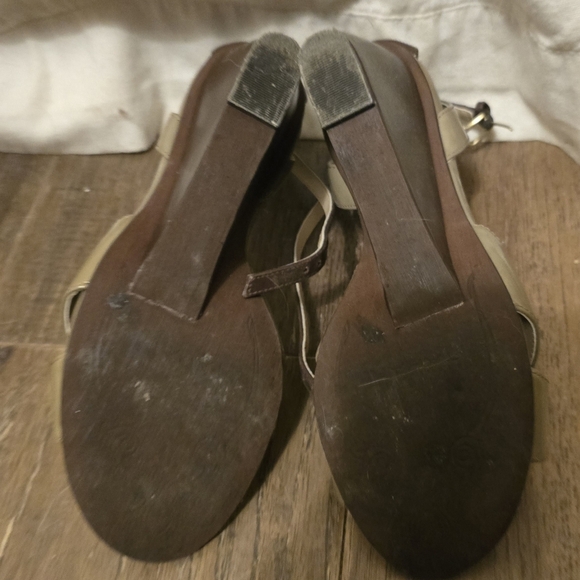 Tahari Gianna Taupe Wedge Sandals - Size 6M - Picture 6 of 7